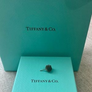 SINGLE Tiffany knot earring